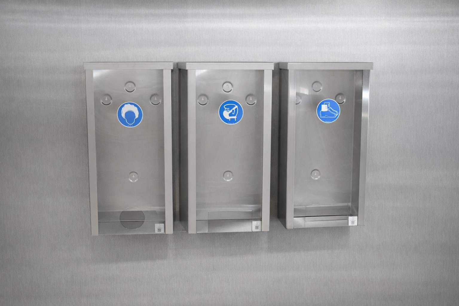 Set van drie RVS wanddispensers (517 mm) met verschillende doseeropeningen en voorbeeldpictogrammen